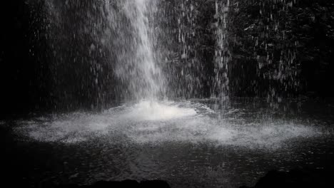 vista de la cascada en el puente natural, parque nacional springbrook, interior de la costa dorada, australia