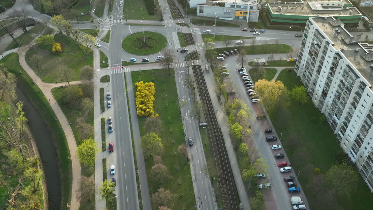 движение на круговороте в районе збианка в гданьске при заходе солнца