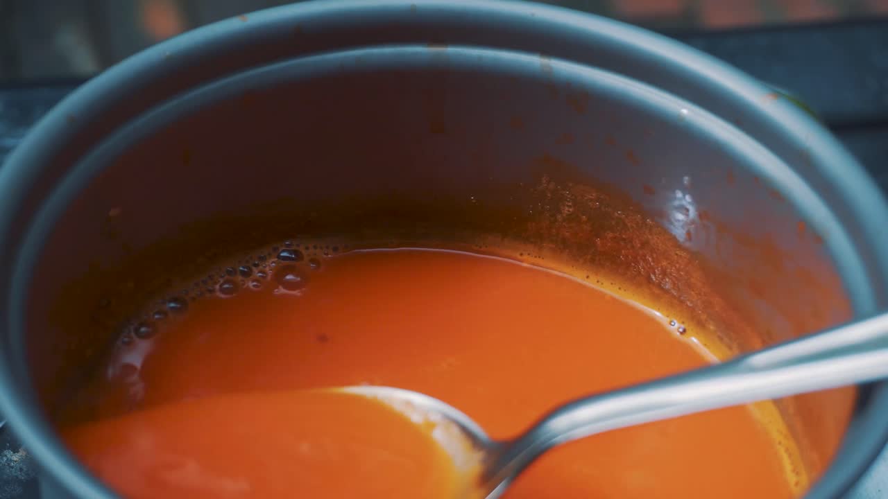 cooking the chili sauce 02