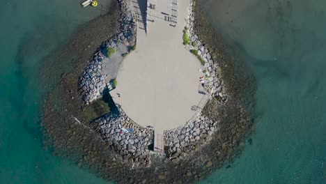 Tiro-Vertical-De-Drones-De-Una-Playa-En-Andora,-Liguria