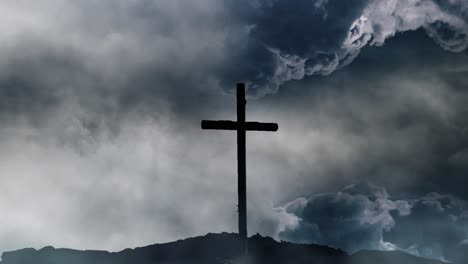 Cruce-De-Silueta-Sobre-La-Montaña-En-El-Fondo-De-Tormentas-Eléctricas-Y-Relámpagos