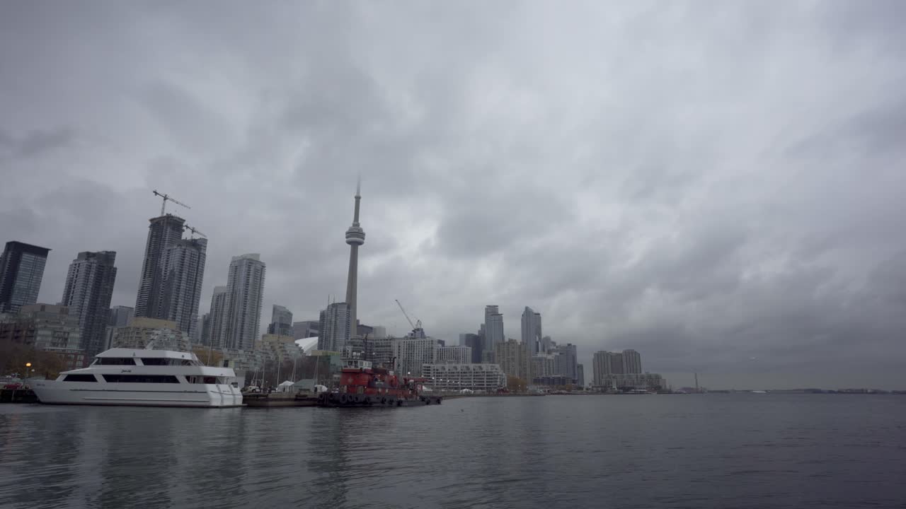 Skyline del centro di Toronto visto da Ireland Park in una giornata nuvolosa, panoramica