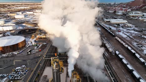 Imágenes-Sorprendentes-Que-Se-Dirigen-Hacia-Las-Nubes-De-Evaporación-En-La-Refinería-En-El-Lago-Salado-Del-Norte-De-Utah---Movimiento-Aéreo-Hacia-Adelante-Y-Hacia-Arriba