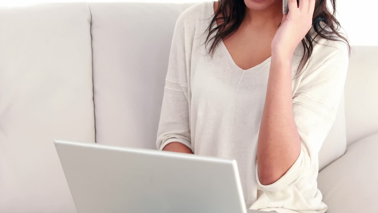 소파 에 노트북 을 사용 하는 여자