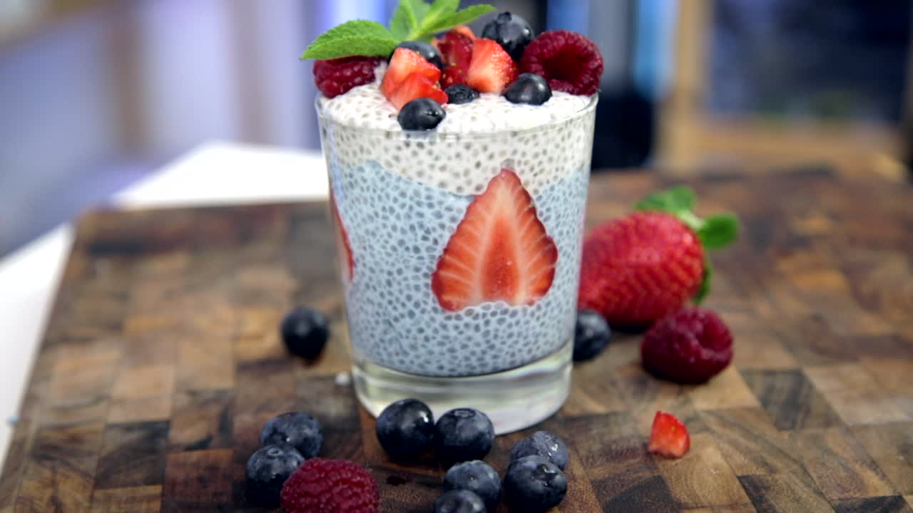 budino di chia alla spirulina blu con budino di chia al cocco bianco e fragole e mirtilli più lamponi, scelta di cibo sano