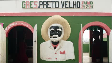 Estatua-De-Un-Hombre-Negro-Con-Sombrero-Chip-En-La-Entrada-De-Una-Casa-Antigua