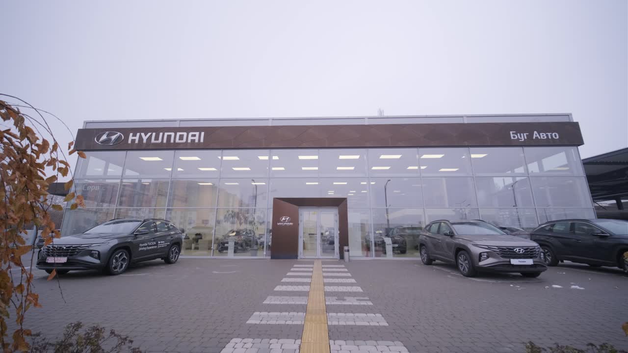 concesionario de automóviles con una fila de vehículos nuevos anónimos a la venta. sala de exhibición con automóviles brillantes. automóviles