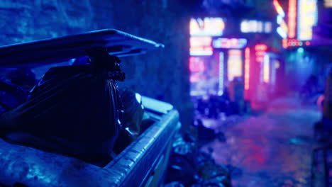 un cubo de basura en un callejón oscuro con luces de neón en el fondo