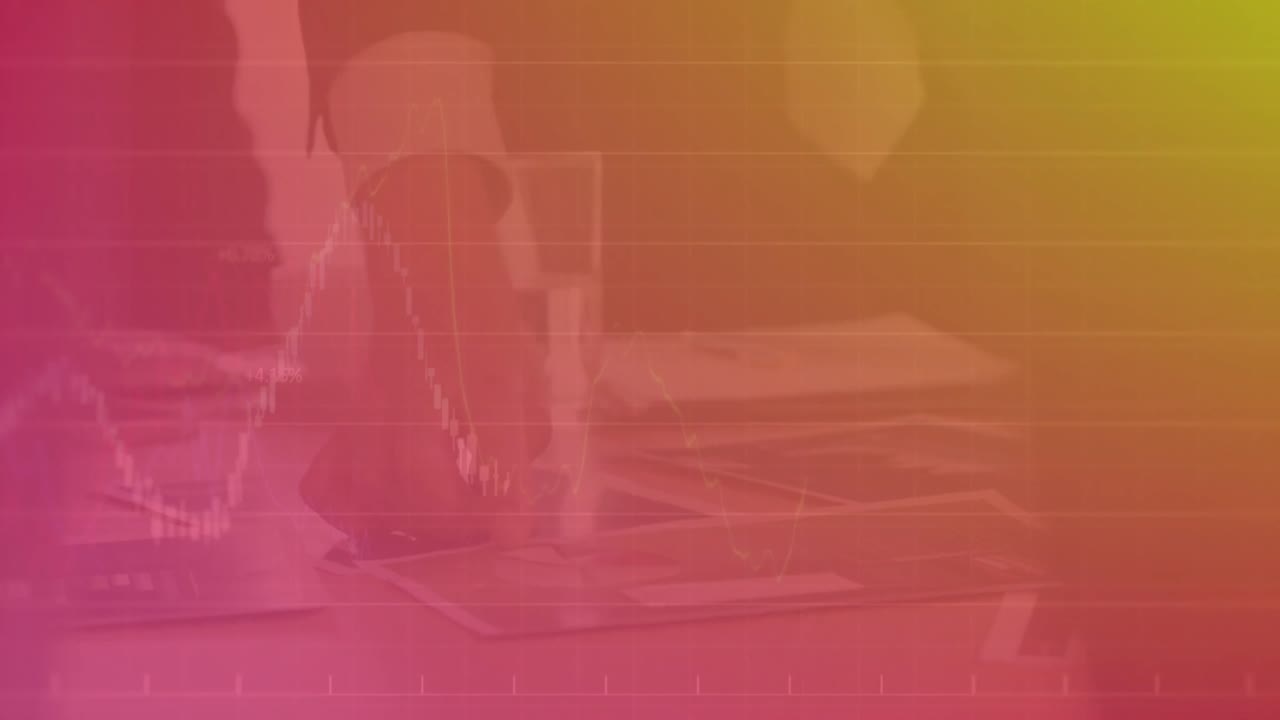 animación de múltiples gráficos, números, sección media de un hombre caucásico explicando el informe a sus compañeros de trabajo