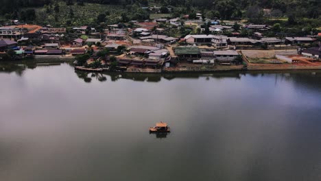 toma aérea giratoria de turistas disfrutando de un paseo en bote por el lago durante el día en ban rak tai, mueang mae hong son, tailandia