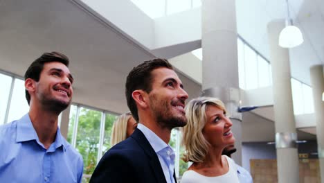 ejecutivos de negocios de pie en un vestíbulo del centro de conferencias