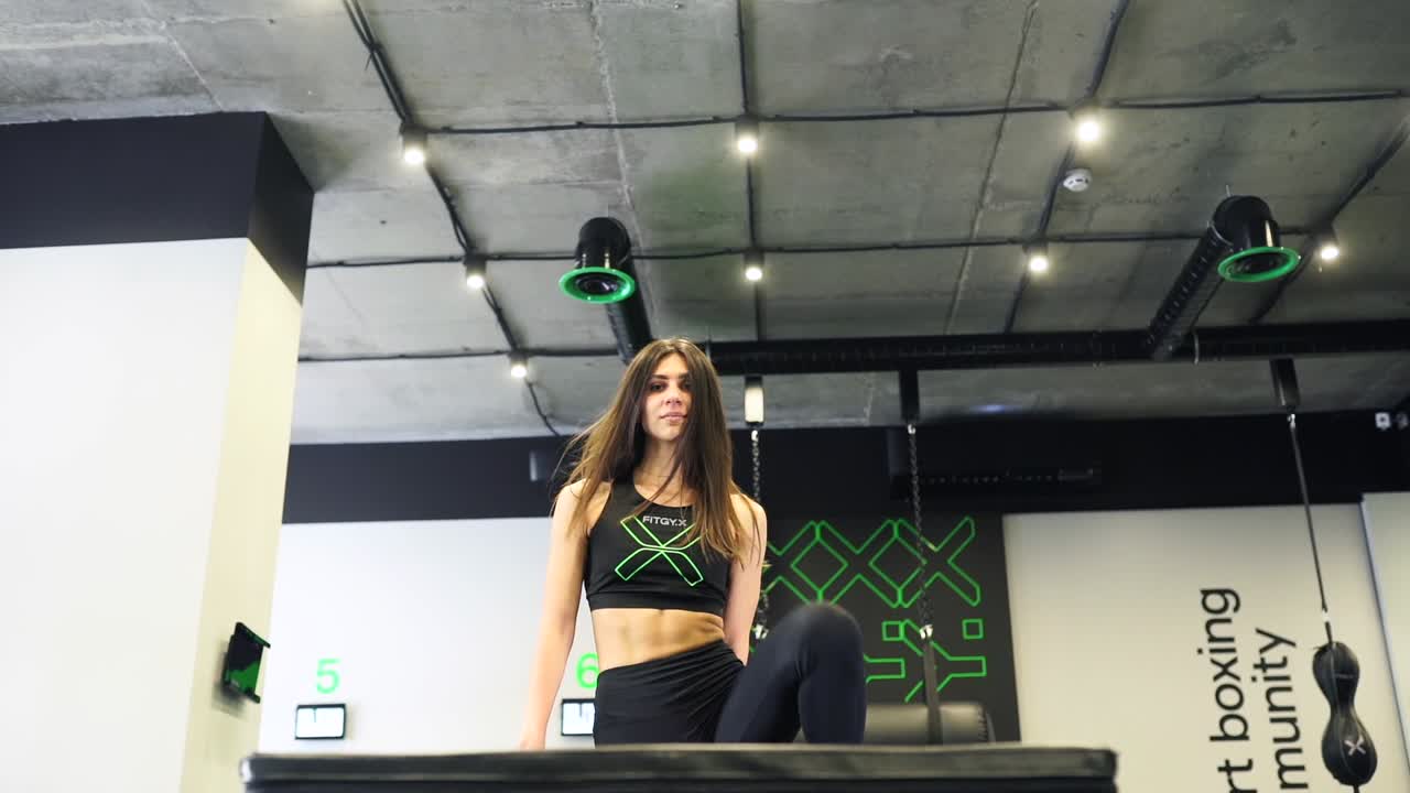 mujer trabajando en un gimnasio moderno