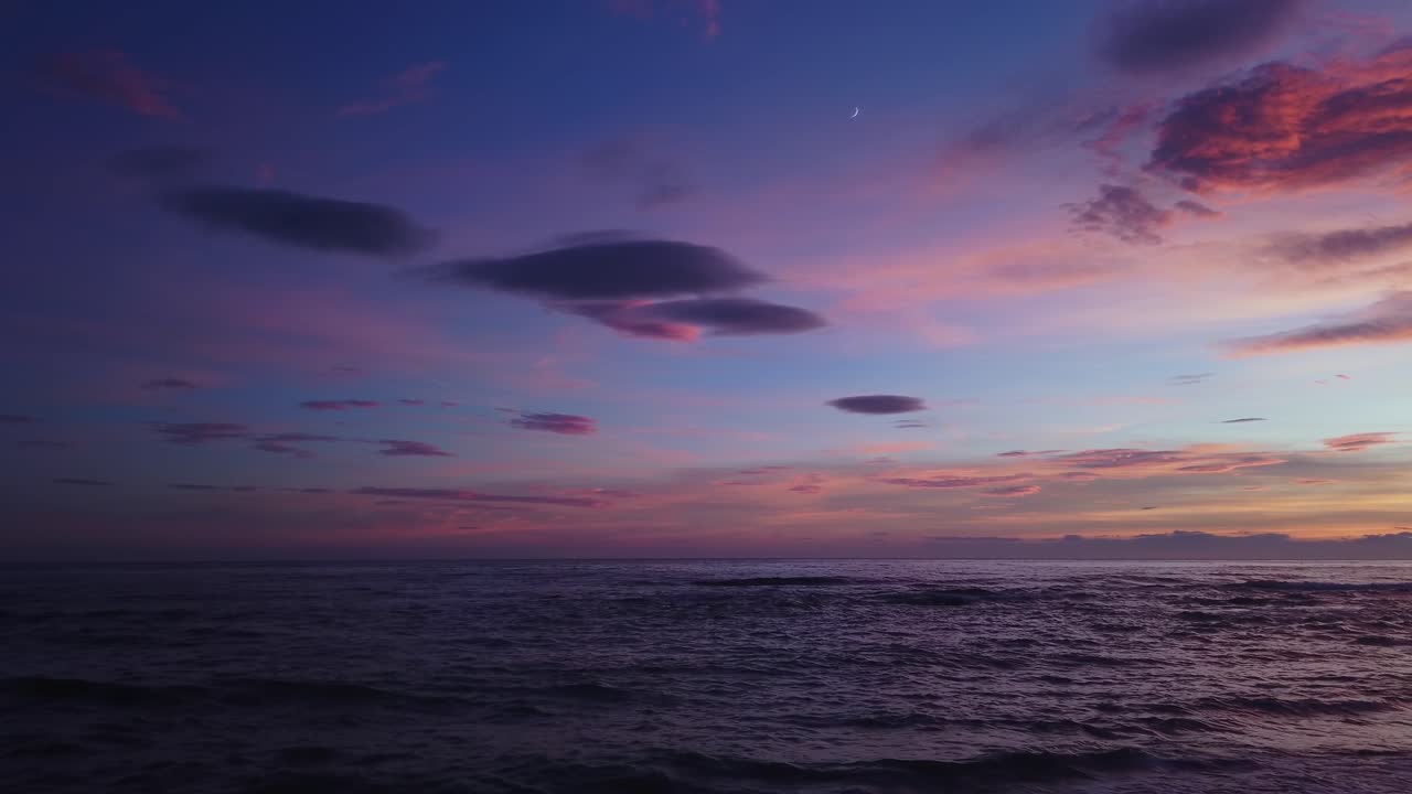 극적인 해변 일몰이 스페인 남쪽에서 천천히 패닝