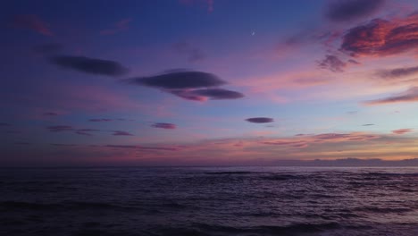 Dramatischer-Strandsonnenuntergang,-Der-Langsam-Nach-Rechts-Im-Süden-Spaniens-Schwenkt