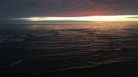 rotando el establecimiento de un avión no tripulado aéreo disparado sobre el mar en un impresionante amanecer en el norte de yorkshire en la marea baja del reino unido