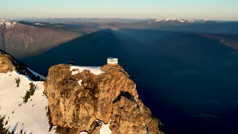 amanecer en un mirador de fuego en la cima de una montaña en columbia británica, canadá
