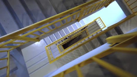 pov camina por las escaleras de espiral en el edificio del hotel