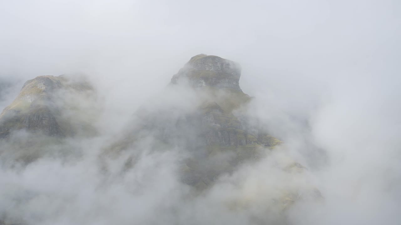 울불한 산, 구름 속의 풍경, 바위 가득한 히말라야 산 경관, 구름을 통해 볼 수 있는, 네팔의 산을 가로질러 움직이는.