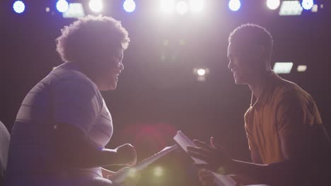 estudiantes preparándose antes de una actuación de la escuela secundaria en un teatro de la escuela vacío