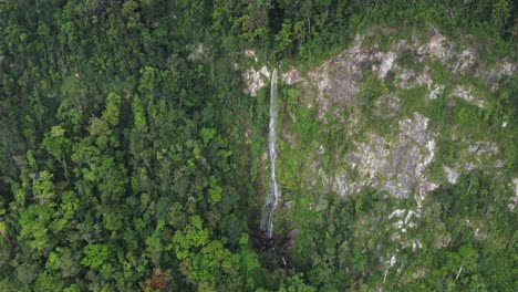 Retiro-Aéreo-Desde-La-Hermosa-Cascada-De-La-Jungla-Alta,-Cascada-El-Bejuco