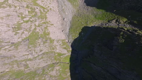 Rising drone shot of Glamregjelet, the steep valley cutting through Gullfjellet’s rugged mountains