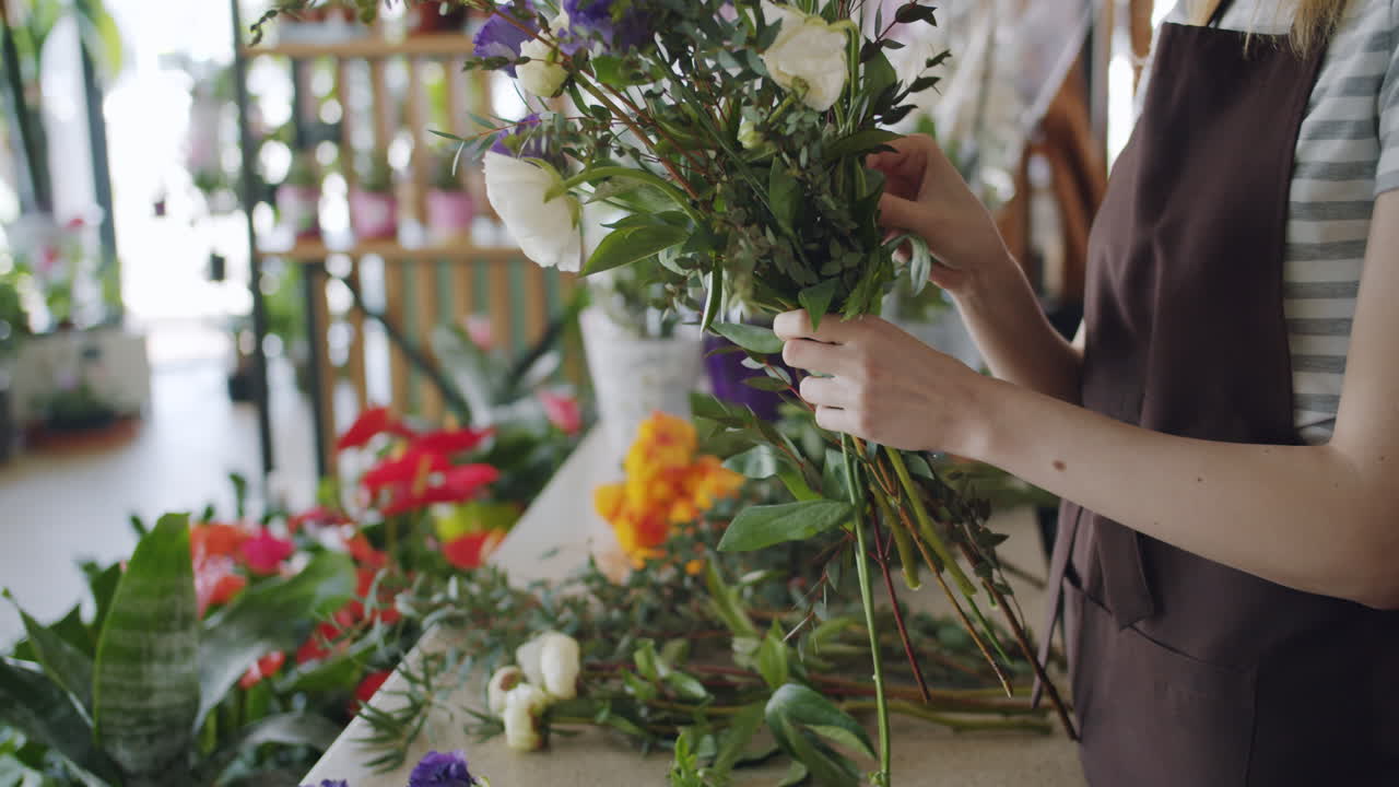 florista arreglando un ramo de flores