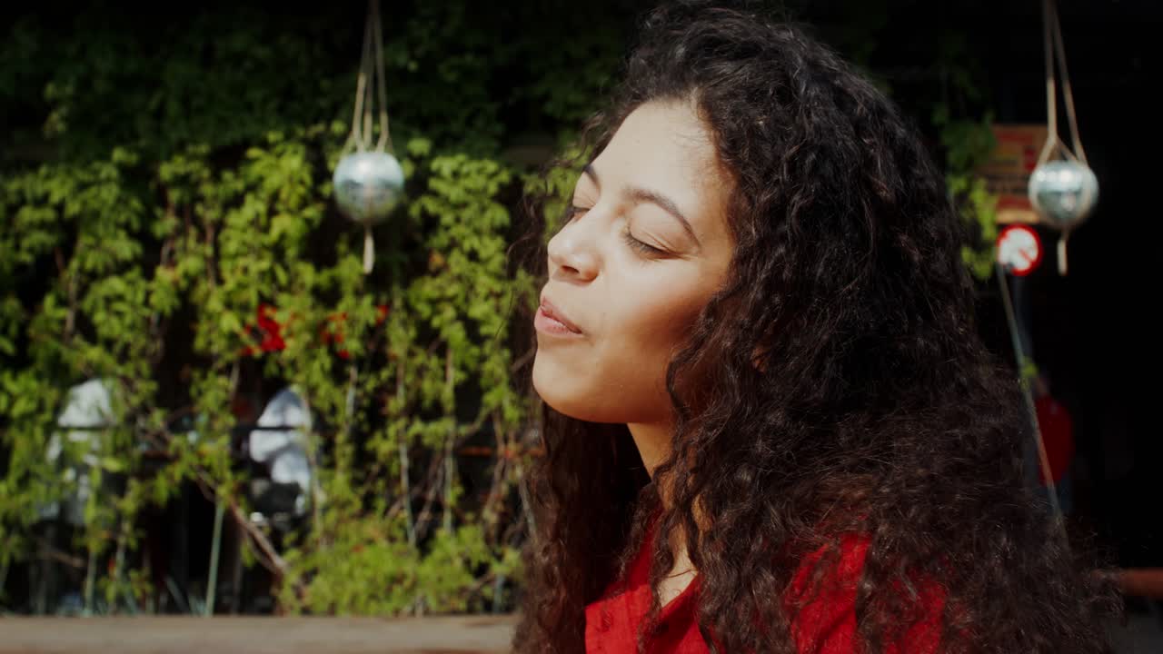mujer comiendo comida asiática