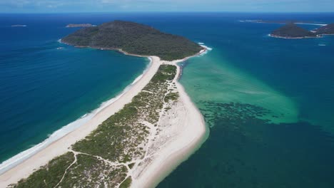 Weißer-Sandstrand-Am-Blauen-Meer---Mount-Yacaaba---Yacaaba-Landzunge-Im-Myall-Lakes-Nationalpark,-New-South-Wales,-Australien