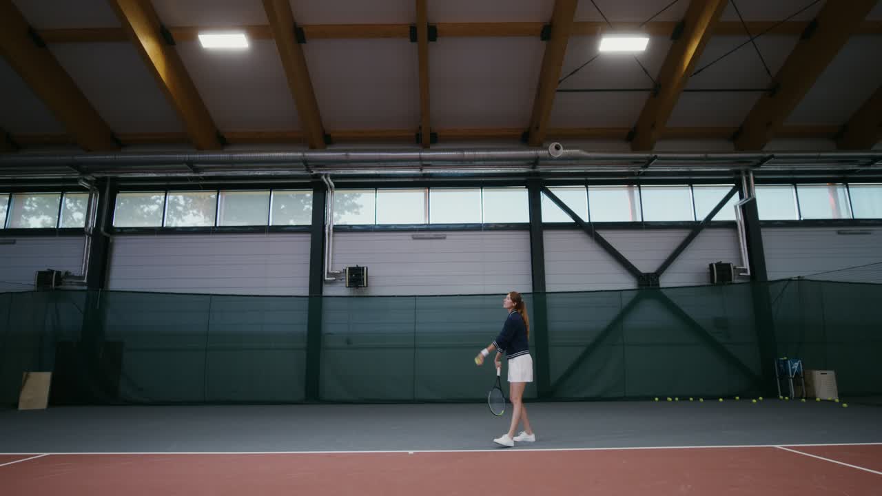 Mujer jugando al tenis en interior