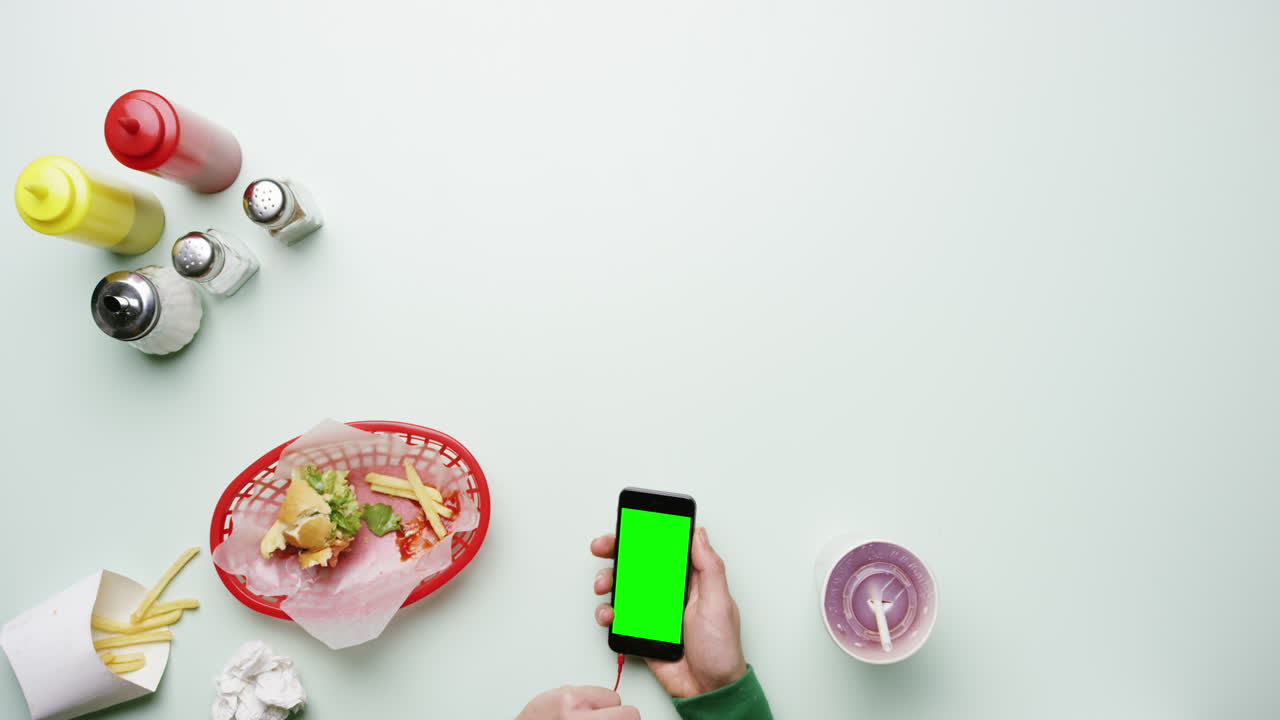 vista superior pantalla táctil gestos de la mano teléfono móvil en el restaurante de comida rápida americano manos desde arriba - dragón épico rojo