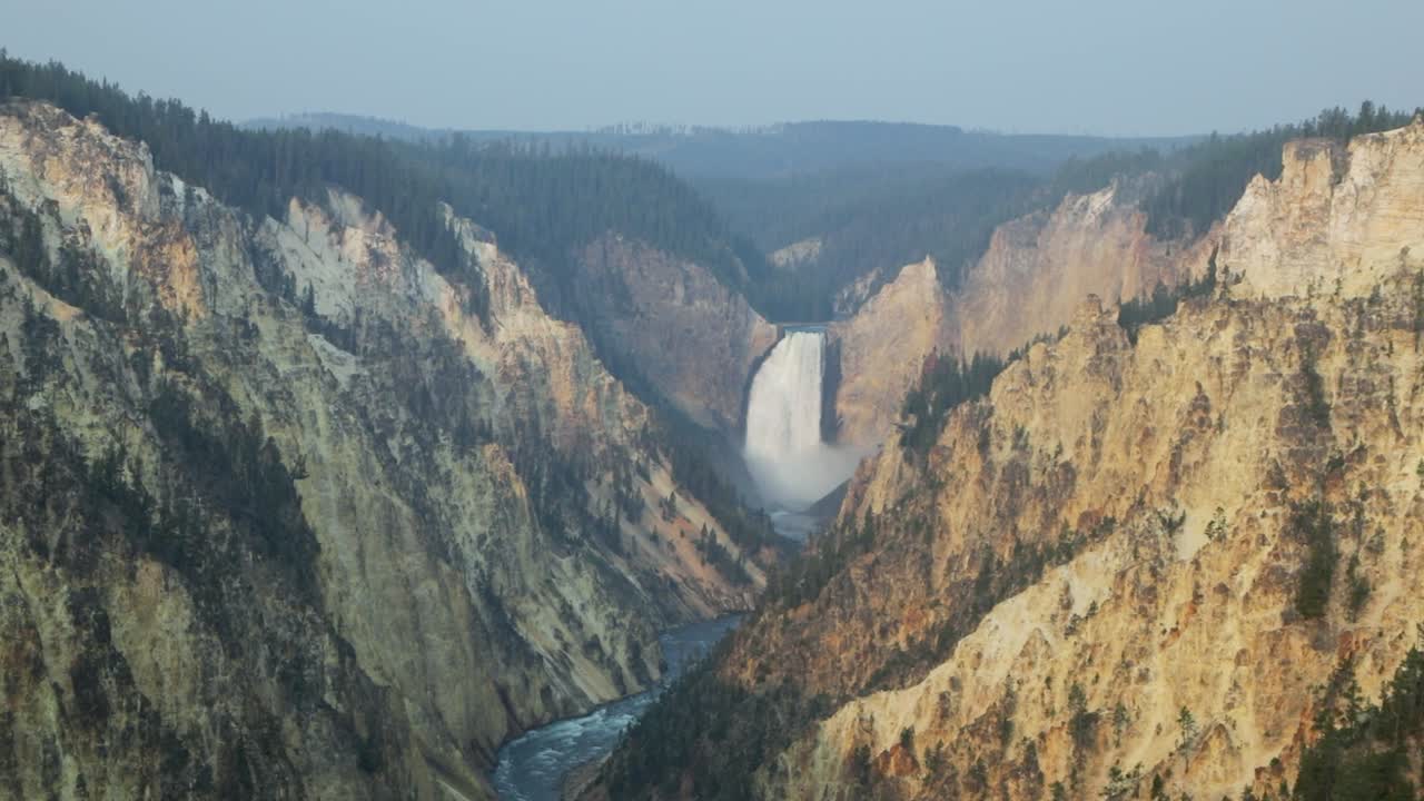 Pemandangan indah air terjun yang masih alami di Artist Point di Grand Canyon of the Yellowstone di Taman Nasional Yellowstone, Wyoming, AS