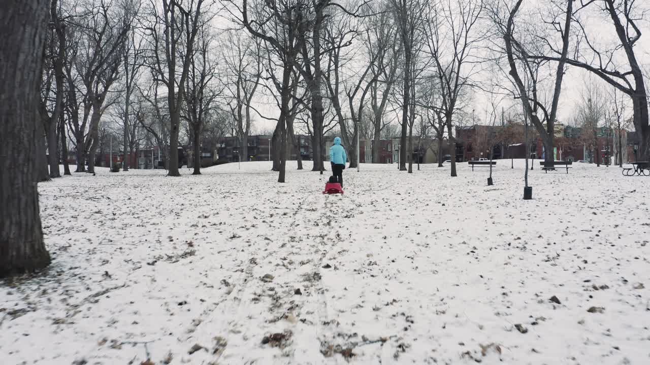 추운 겨울날 공원에서 썰매타기 - 엄마와 아이 - 드론 따라가기 - 시네마틱 - 4k