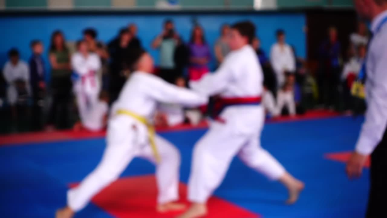 Karatekonkurrencer. Uskarpt. Slowmotion