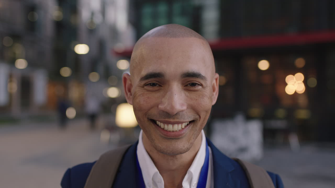 retrato de un empresario hispano sonriendo feliz en el centro de la ciudad