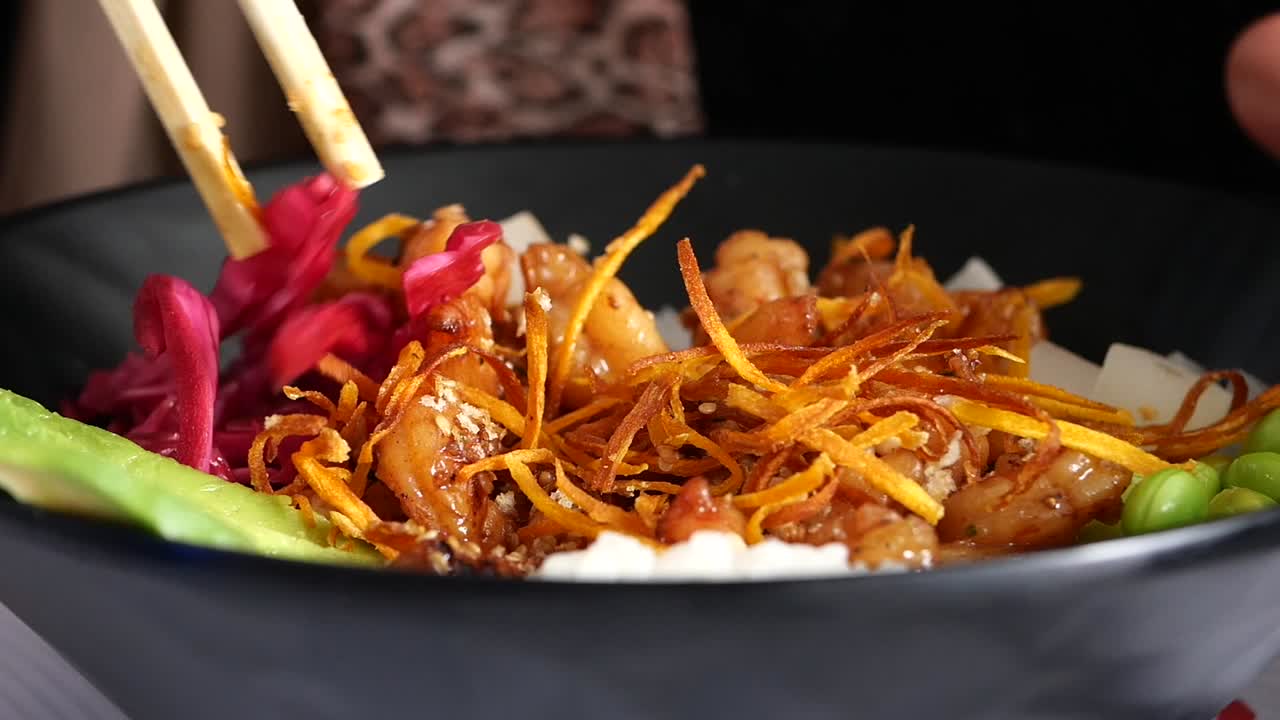 Detalhe: Comendo um Poke Bowl de Camarão Saudável com Hashis