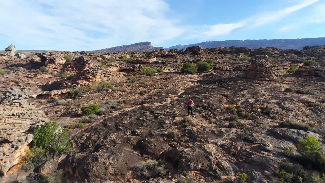 바위 산 을 가로질러  ⁇ 고 있는 남자 산악인 4k