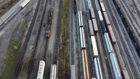 El-Tren-De-Pasajeros-Llega-A-Casa-A-Su-Parada-Final-Estación-De-Tren-Camiones