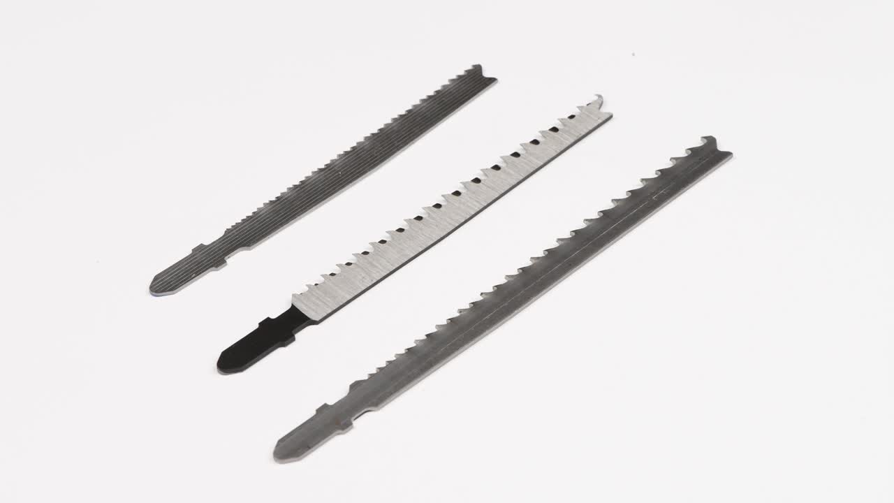 archivos para rompecabezas eléctricos aislados en blanco. para cortar metal, madera y plástico. vista lateral. movimiento de bucle. rotación 360.