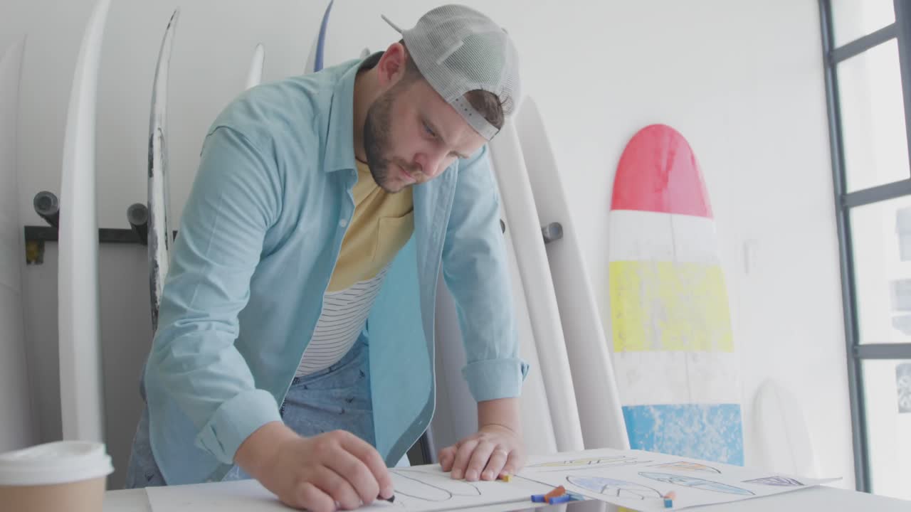 un hombre que hace tablas de surf en su taller