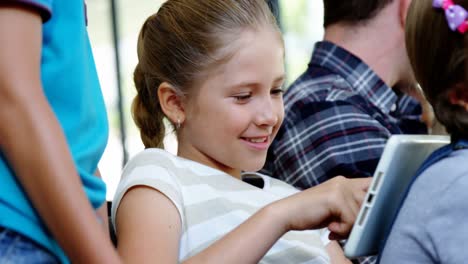niños de la escuela sonrientes usando tableta digital en el aula
