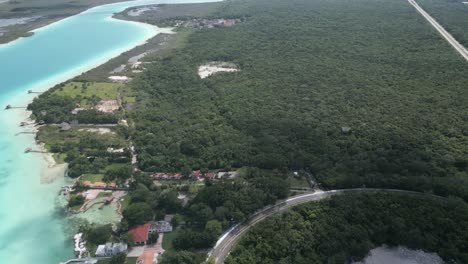 Laguna-De-Siete-Colores-Y-Cenote-Imágenes-Aéreas-Escénicas-De-Bacalar-México