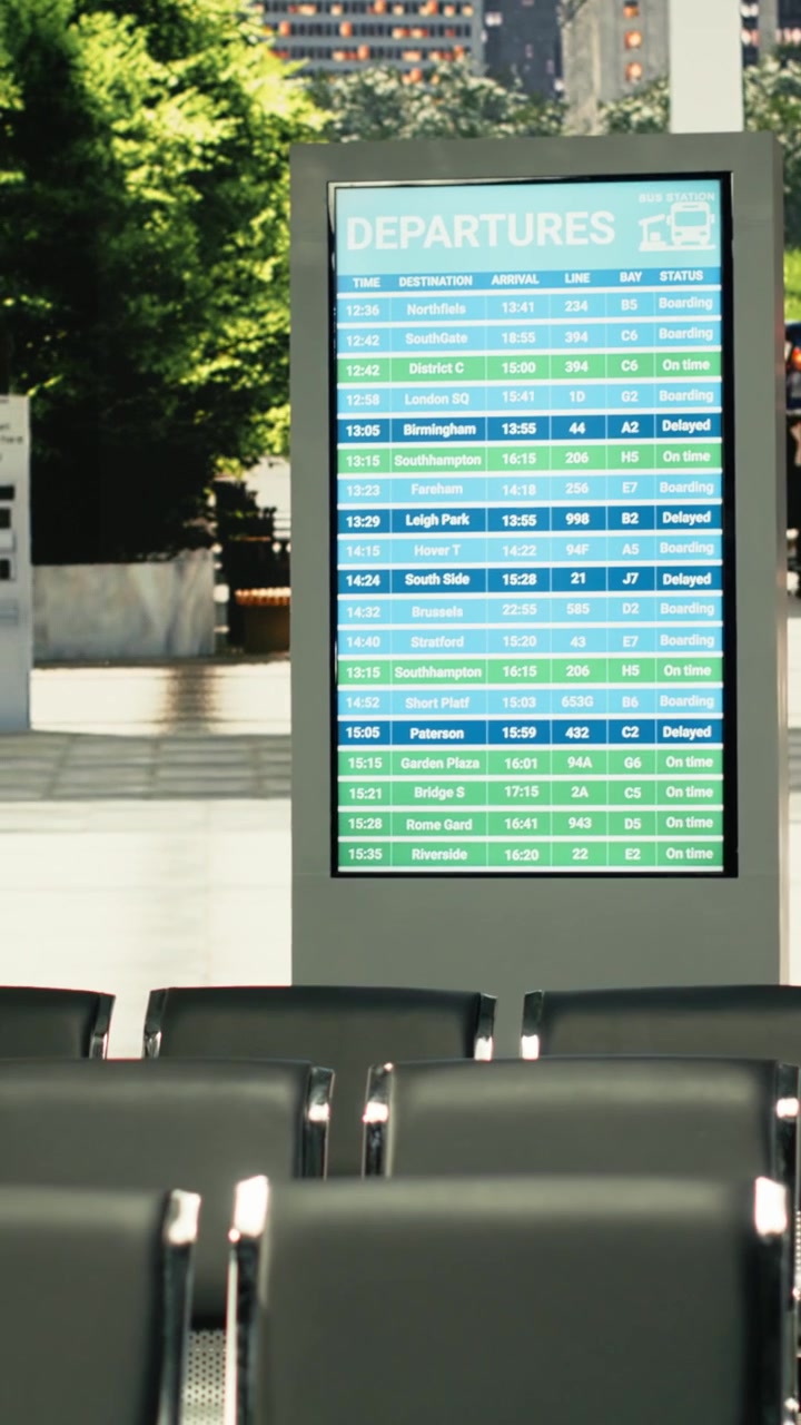 Folla di viaggiatori nella moderna sala della stazione in attesa delle partenze a lunga percorrenza
