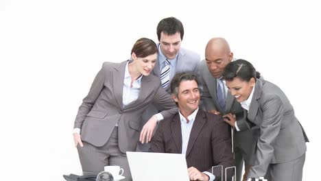 asociados comerciales que trabajan en la oficina
