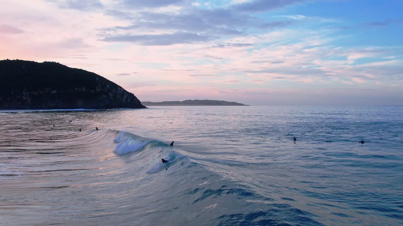 스페인 칸타브리아의 베리아 해변에서 파도를 타는 서퍼의 드론 샷