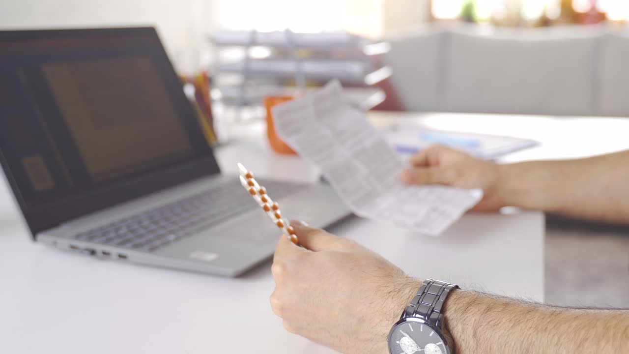 un usuario de drogas. paciente leyendo el prospecto farmacéutico.