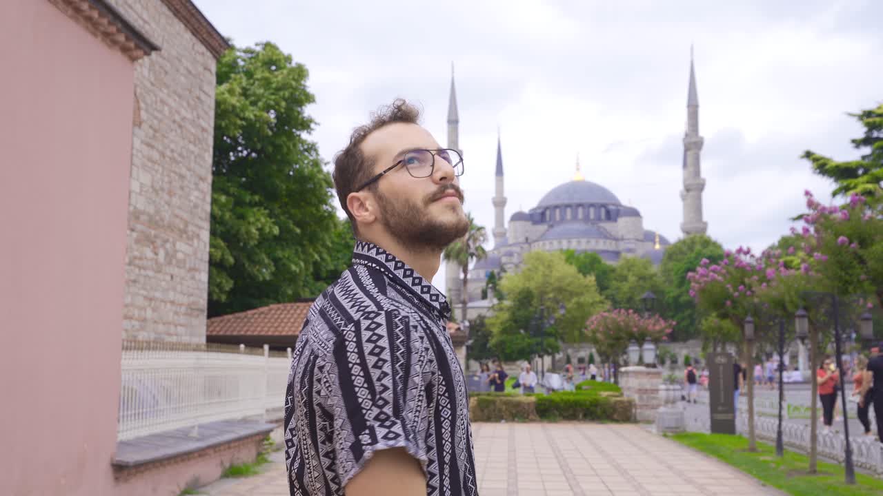 El joven está viajando en Estambul