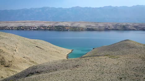 Hermoso-Desierto-Como-Colinas-De-Pag,-Croacia