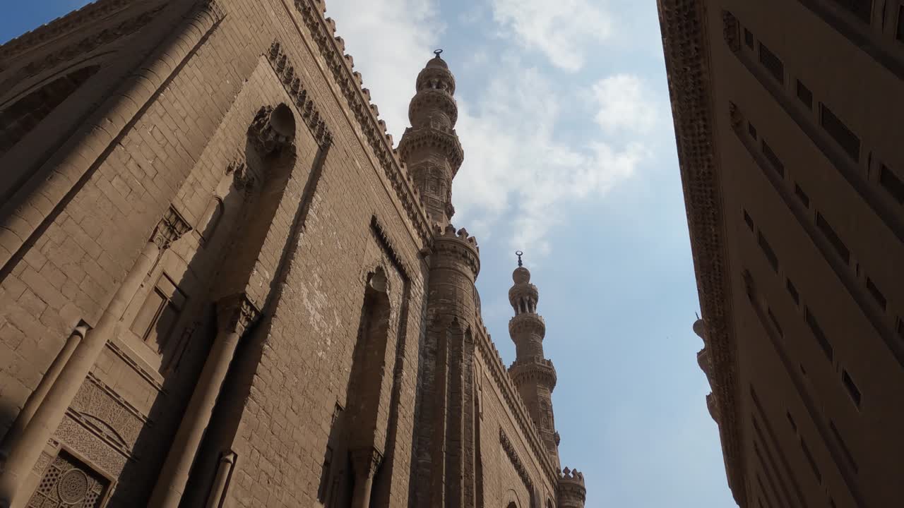vista de ángulo bajo de la mezquita-madrasa del sultán hassan y la mezquita al-rifa'i el cairo en egipto