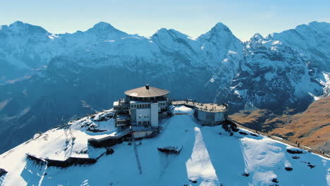 Vista-Aérea-Del-Schilthorn-Piz-Gloria:-Vuelo-Circular-Sobre-La-Estación-En-Un-Paisaje-Otoñal-En-Un-Día-Soleado