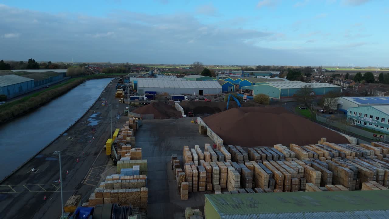 Drohnenübersicht des maritimen Logistikzentrums am Hafen von Wisbech, die den Betrieb des Schifffahrtskanals und die Güterumschlaganlagen zeigt.